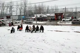 河南舞钢豫剧团大雪天坚持演出 团长：只剩一个观众也要演 这是我们的职业道德图片