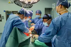 细密“剥橘”摘除头颈项部巨大肿瘤，儿童实体瘤MDT多学科强强合作图片