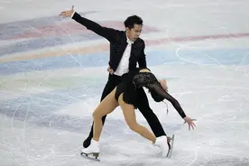 再度刷新双人滑短节目得分世界纪录，“葱桶”组合演绎霸气图片