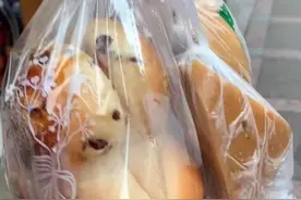 心疼乞讨老人，3岁小女孩痛哭！拉着父母买了一堆吃的送他图片