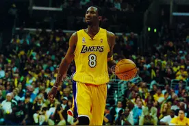 19年前的今天：科比面对新秀赛季的姚明狂砍52分 姚明24+14图片