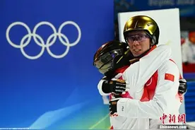 冬奥十大温情瞬间：羽生深情一躬 徐梦桃暖心拥抱图片