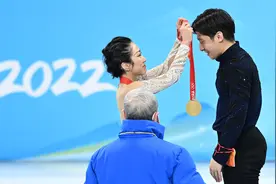 北京冬奥会·花样滑冰｜通讯：冰面白丝交错 映照历史长河图片