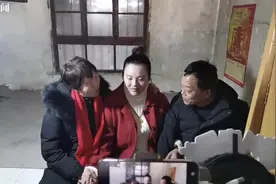 被拐33年的陆源认亲后紧握母亲的手不放，表示将帮助更多寻亲者图片