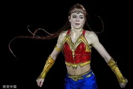 花样滑冰表演滑，特鲁索娃变身冰上“神奇女侠”图片