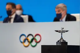 巴赫将奥林匹克杯授予中国人民 感谢对北京冬奥会的卓越贡献视频封面