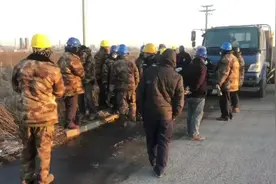 “超牛”货车！驾驶员违法载人被查处图片