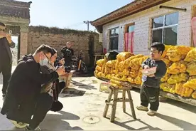 定西“迷你”主播史乾禄直播带货助乡亲共同致富图片