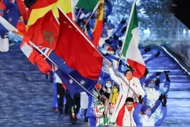 高亭宇将徐梦桃扛在肩上，高高举起五星红旗，原来还有这意思……图片