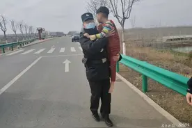 微山一男童睡醒后赤脚找爸妈，迷路了图片