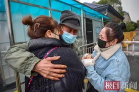 一起警情竟揭开拾荒老爹身份之谜！离家24年，父女终团圆图片