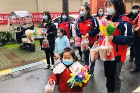 “暖”宝宝送来手工花和奶茶 温江小朋友为“疫”线叔叔阿姨加油图片