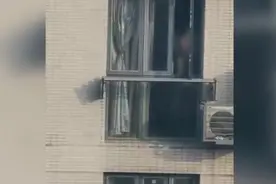 上海一老人十年间每天不定时开窗吼叫，小区居民“苦不堪言”视频封面