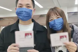 “网红登记日”情侣排队领证，工作人员称3天前登记已约满视频封面