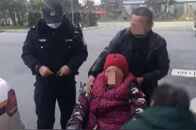 七旬保姆推着94岁老太遛弯，推呀推，说呀说，走远了找不到回家路了图片