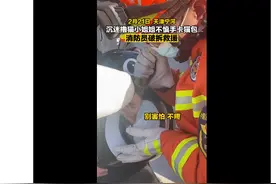 女子沉迷撸猫手被卡猫包图片