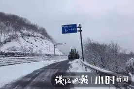 宁波四明山已成冰天雪地，多条山区公路封道，各地群众扫雪清障图片