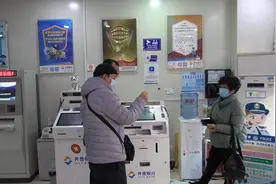 这个月咋收到两笔养老金？济南退休人员高高兴兴银行排长队图片