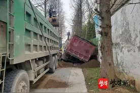 被导航“带偏”误入小路，压塌路面车被困图片