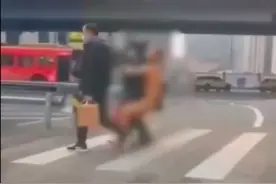 警方回应裸男马路上强抱女子：患精神疾病，已被送医治疗图片