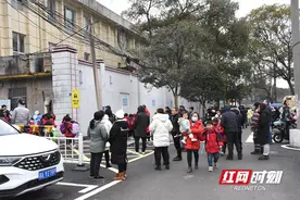 组图 | 彩虹楼梯 励志人生：放学时刻的温情图片