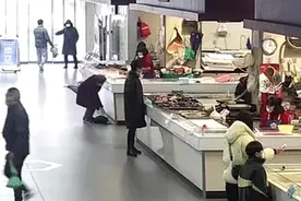 鱼摊老板娘火了！网友：以后买鱼就找她图片