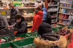 乌克兰基辅华人：取钱、加油、购物都要排队，人们拖着行李去别的城市图片