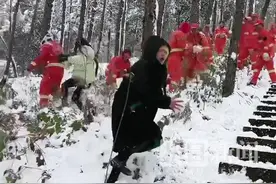 “直男”消防员打雪仗让女子节节败退？后续来了：他们互留了联系方式图片