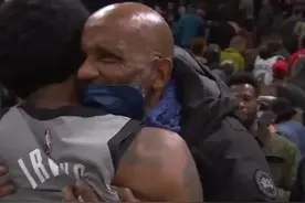 爱的抱抱！欧文赛后与老爸紧紧相拥在一起图片