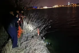 宜昌男子夜间野钓，结果险出意外图片