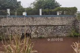 柳江河不远处，涌出红褐色液体！环保部门：未见超标图片