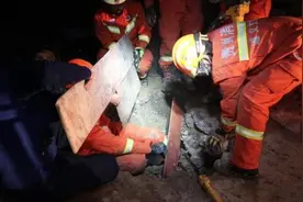 6岁小女孩玩和小伙伴游戏时，钻进路边涵洞管道，出不来了……图片