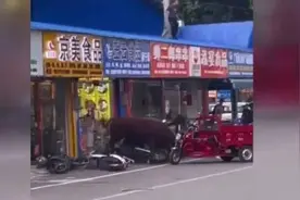 南宁街头一头大黄牛受惊发狂，到处冲撞图片