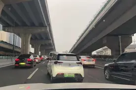 “一点不夸张，高峰期5分钟走5米，杭州这条路实在太堵”你开过最堵的路在哪里？图片