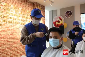 理发师变身“雷锋”，为一线战“疫”人员爱心义剪图片