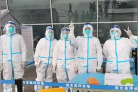 直击四川南充机场落地核酸检验最前沿 00后护士在一线加速成长图片