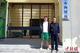 高速路两敞篷跑车并排拍照 三亚警方处罚乘员及驾驶人图片