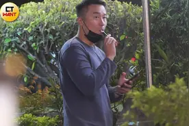 张孝全陪萌儿躲墙后 「跳出来吓妈妈」结果搞错人…一家3口全笑翻图片