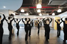 腿夹纸头顶书 300名空姐加入杭州亚运礼宾集训图片