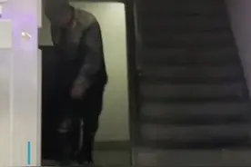 宁波一保安救火后化身“雪人”他拖着垃圾桶对消防员说：“没事儿，火灭了”图片