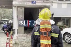 宁波一保安连喷十余个灭火器救火成“雪人”，吸入烟气粉尘不适还在恢复中图片