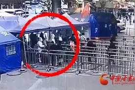 兰州火车站：男子出站拒绝出示健康码 殴打防疫工作人员被刑拘图片