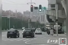 信号灯设置不合理，车辆在路口“打架”？交通大队：调整了图片