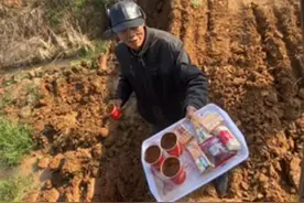 湖南一小伙开挖机免费帮忙挖路，付费被拒后老人送去茶水零食图片