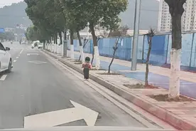 湖南一3岁女童偷偷溜上街，过路司机将其送回时家人还不知情图片