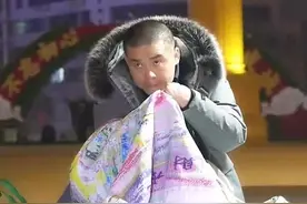 左脚截肢、双手十指没有！他用手和嘴绣十字绣，最长3米多图片