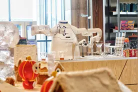 做咖啡、送外卖、防疫清洁，多种智能机器人服务北京冬残奥图片