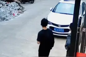 男孩骑车剐蹭小车后主动担责，车主：损失不大没让他赔图片