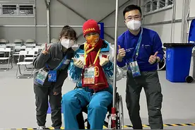 冬残奥会开幕式运动员集结完毕 技术人员为旗手汪之栋安装执旗装置图片
