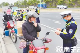 摩托车闯禁行区，罚！南宁交警持续开展道路交通安全整治行动图片